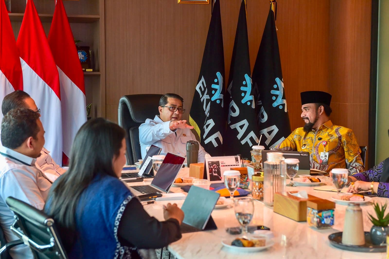 Menteri Ekraf Dorong Penguatan Pemasaran Kriya Tikar Aceh Timur